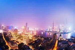 Horizonte de Shanghai de noche con reflejo, hermosa ciudad moderna