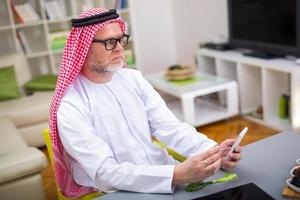 hombre árabe trabaja en casa