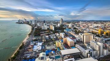 Horizonte urbano de la ciudad, la bahía de Pattaya y la playa, Tailandia.