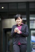 Mujer asiática o china hablando por teléfono inteligente. foto