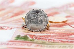 Moneda rusa, rublo: billetes y monedas de cerca foto