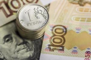 pila de monedas en el fondo de dinero ruso foto