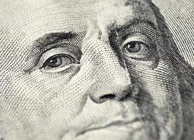 La cara de Benjamin Franklin en el billete de 100 dólares estadounidenses foto