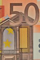 Mirar de cerca el billete de euro de valor nominal 50