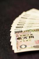 montón de notas de yenes japoneses