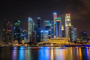 Paisaje nocturno del centro de Singapur en Marina Bay