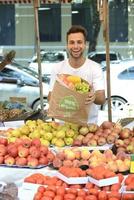 frutería que vende frutas y verduras orgánicas. foto