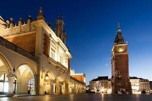 Cracovia, Polonia, la plaza del mercado principal con sukiennice famoso (hall de tela) foto