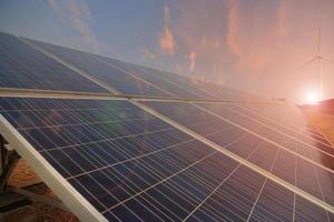 planta de energía que utiliza energía solar renovable con sol foto