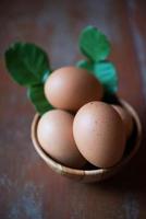 huevo en plato de madera foto