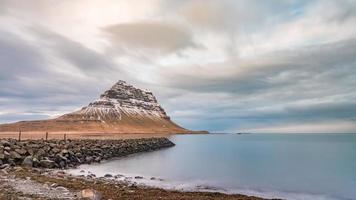 Montaña kirkjufell nevada en Grundarfjorour, Islandia foto