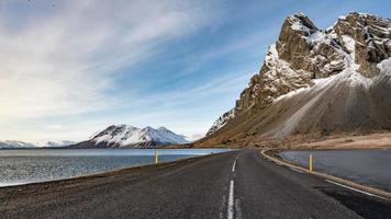 vista de la costa oriental de Islandia en djupivogur foto