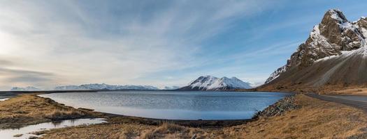 Islandia vista del paisaje de la isla djupivogur foto