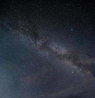 la galaxia de la vía láctea en un cielo nocturno estrellado foto