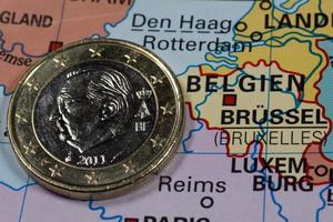 Moneda de un euro en el mapa, Bélgica foto