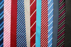 variedad de corbatas coloridas foto