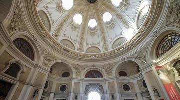 Interior de iglesias en Viena, Austria foto