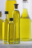 botella de aceite de oliva aislado en blanco
