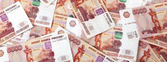 Primer plano de billetes rusos. cinco mil billetes de rublo foto
