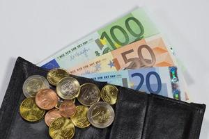 portemonnaie con monedas y billetes en euros foto