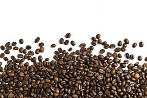 granos de café sobre un fondo blanco