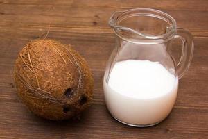 leche de coco en madera