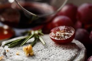 queso de cabra francés con uva y vino