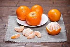 mandarinas en mesa de madera