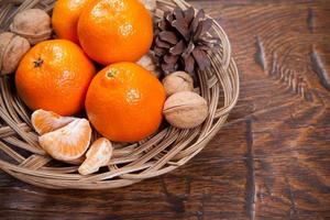 mandarinas en mesa de madera