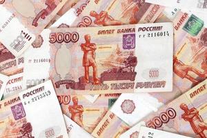 Primer plano de billetes rusos. cinco mil billetes de rublo foto