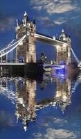 famoso puente de la torre en la noche, Londres, Inglaterra foto