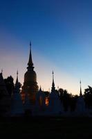 Vista del crepúsculo de Wat Suan Dok, Chiang Mai, Tailandia