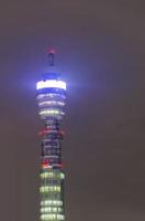 Torre de televisión en Londres, Inglaterra en la noche