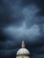 tormenta sobre st. cúpula de pablo