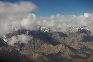 Vista de la cordillera del Himalaya desde la ventana del avión.