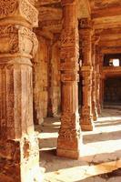 columnata en el templo de quitab minar, india foto