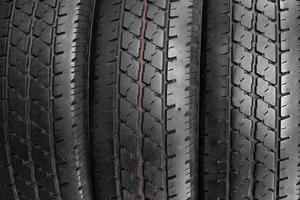 Fondo de neumáticos de coche en una fila. foto