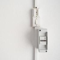 medidor de electricidad en una pared blanca