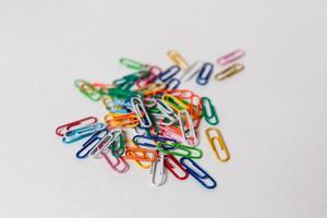 clips de papel coloridos aislados