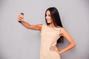 Mujer haciendo foto selfie en smartphone