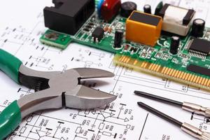 placa de circuito impreso y herramientas de precisión en diagrama de electrónica foto