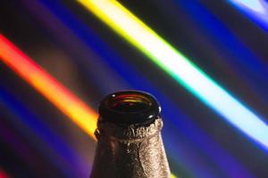 silueta de botella de cerveza en colores foto