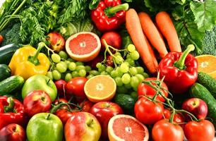 composición con una variedad de frutas y verduras orgánicas.
