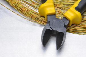 herramientas eléctricas y cables sobre superficie metálica