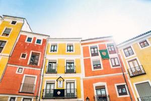 Impresionante vista de coloridas casas en cuenca, españa foto