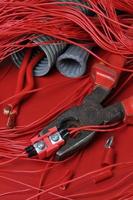 componentes eléctricos y herramientas en los colores actuales de rojo vivo