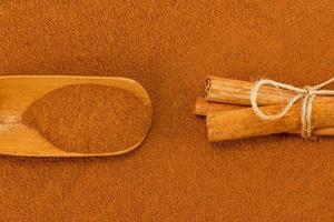 Cinnamon powder, sticks and scoop