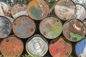 barriles de petróleo vacíos, oxidados y desgastados