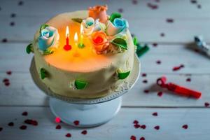 globos y dulce pastel de cumpleaños para una fiesta