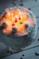 velas encendidas en el pastel de coco